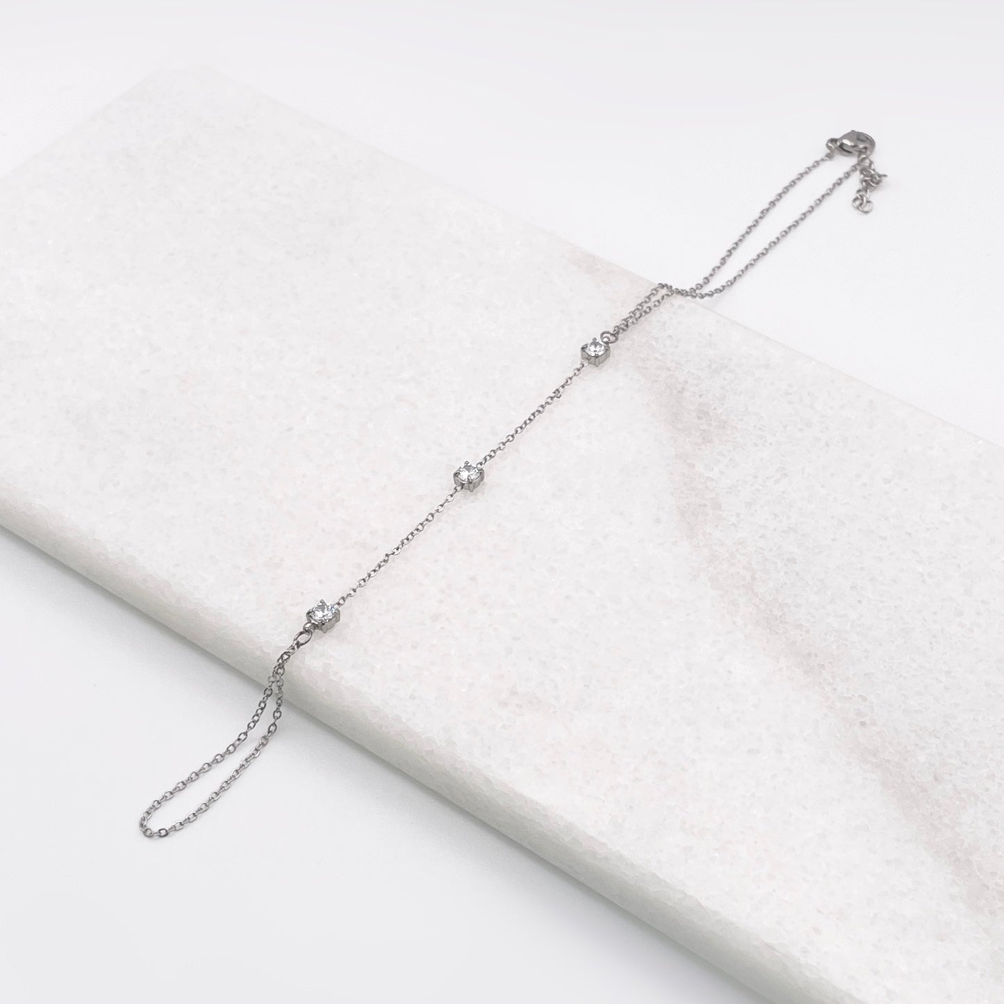 LILA HAND JEWEL