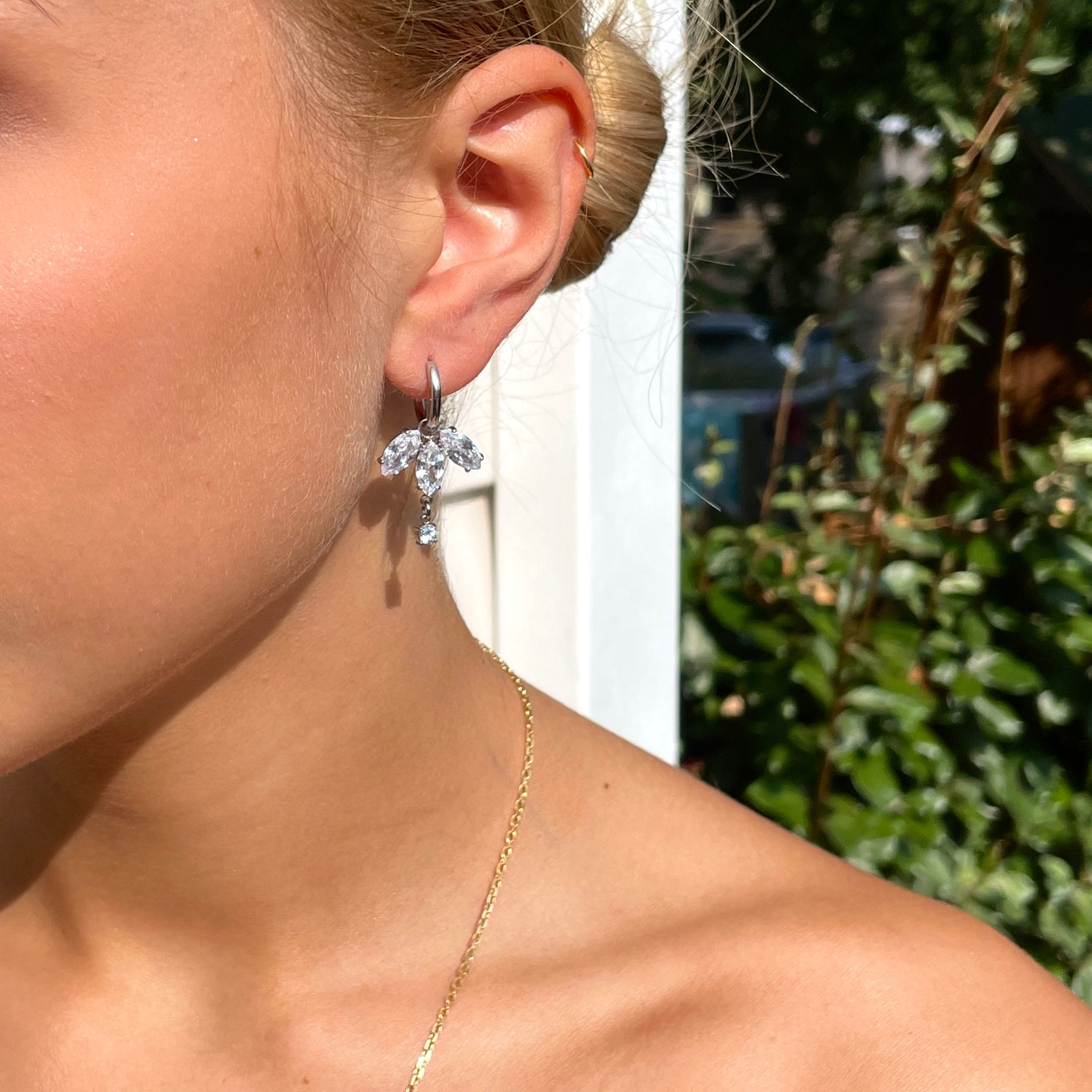 BOUCLES D'OREILLES CAMELIA (2 en 1: Possible d'enlever les lys et de garder que les anneaux!)
