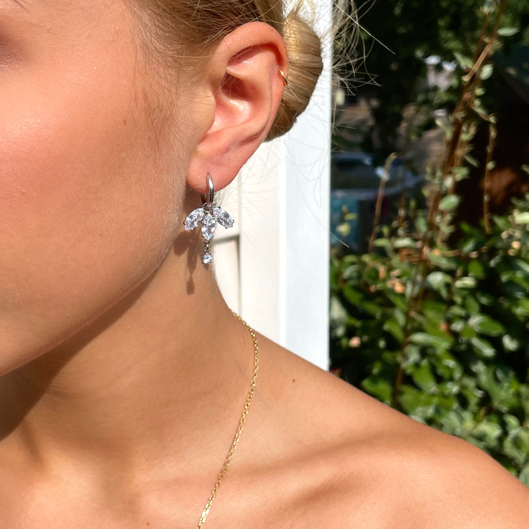 CAMELIA EARRINGS (2 in 1: Possible to remove the lilies and keep only the rings!)